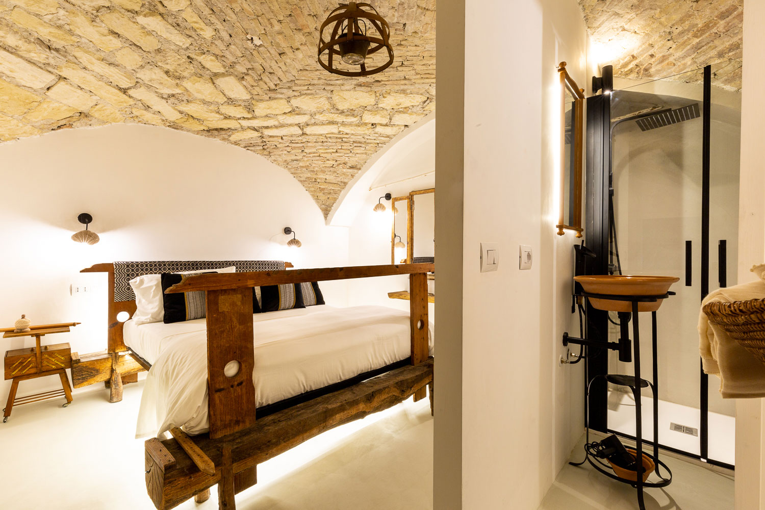 CROBI-CAGLIARI_SUITE-TESSIDORA-COPERTINA_1500x1000px